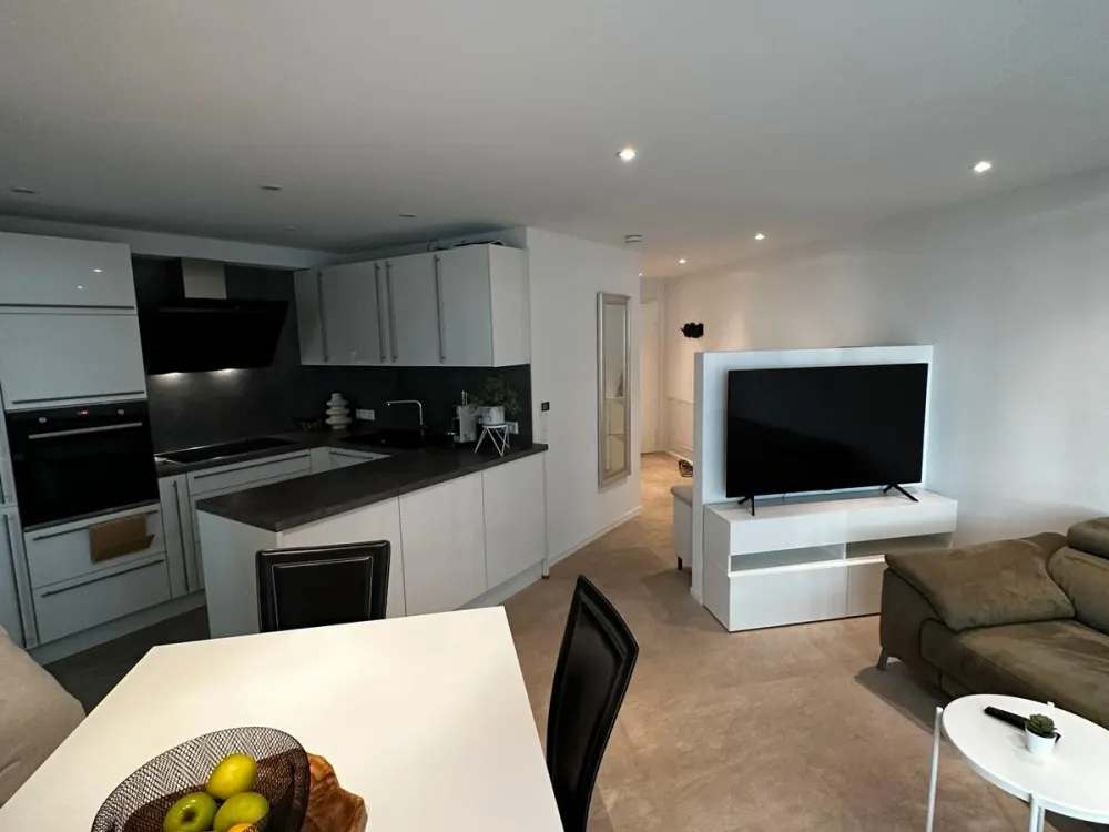 Hochwertige voll möbelierte 2-Zimmer-Wohnung mit Balkon