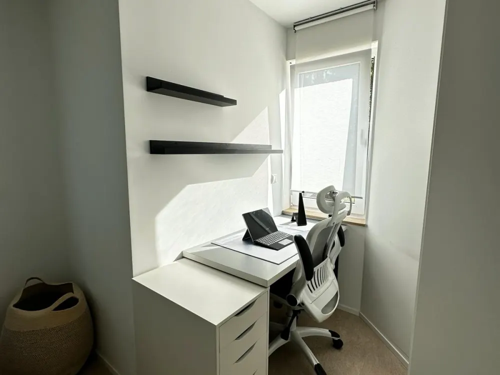 Hochwertige voll möbelierte 2-Zimmer-Wohnung mit Balkon