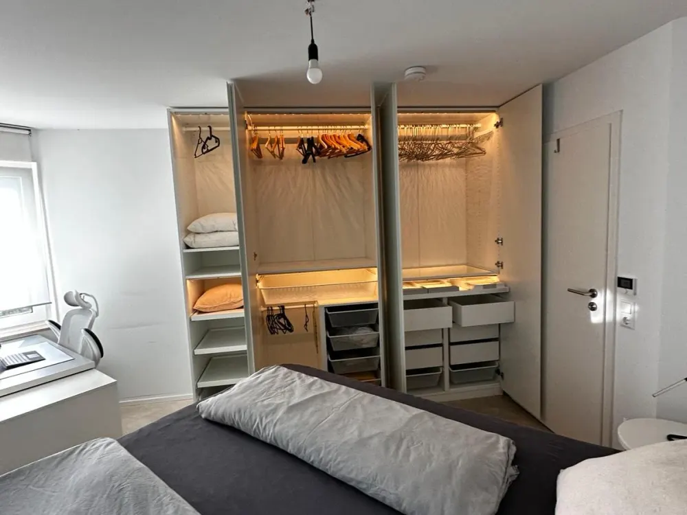Hochwertige voll möbelierte 2-Zimmer-Wohnung mit Balkon