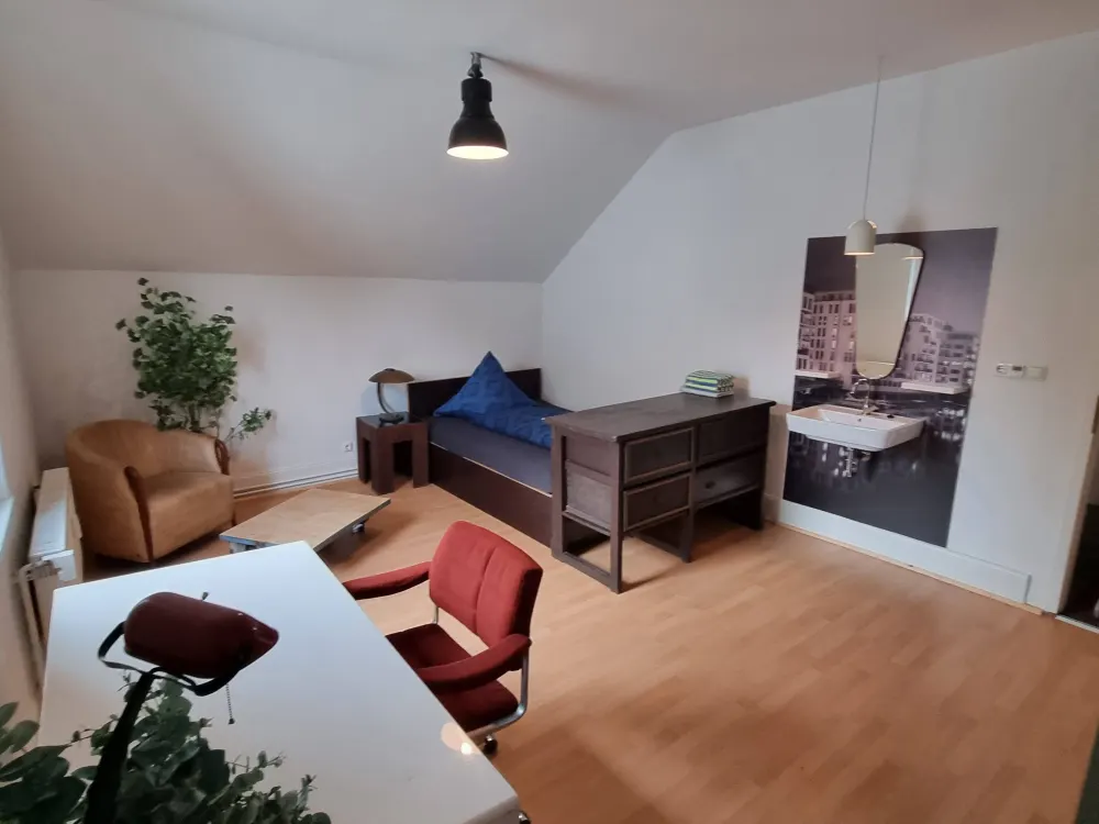 Großes helles Zimmer in 3 er WG