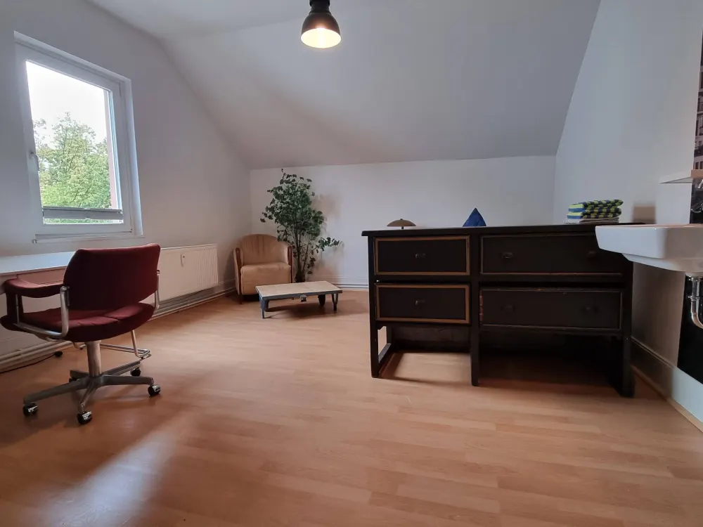 Großes helles Zimmer in 3 er WG
