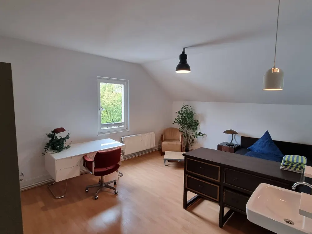 Großes helles Zimmer in 3 er WG