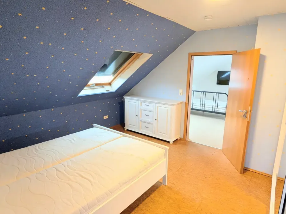 Helle, teilmöblierte 2-Zimmer-Dachgeschosswohnung mit Süd-Dachterrasse, EBK und Stellplatz