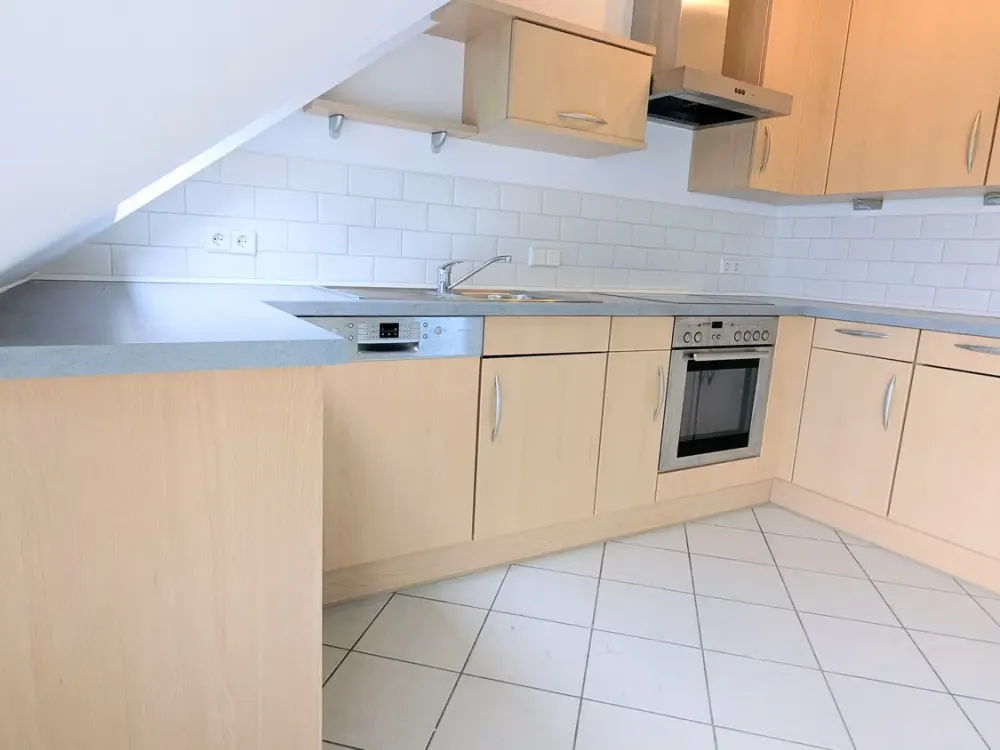 Helle, teilmöblierte 2-Zimmer-Dachgeschosswohnung mit Süd-Dachterrasse, EBK und Stellplatz