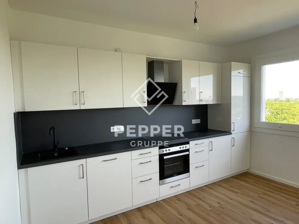 Helle und großzügige 3 1/4-Zimmer-Wohnung mit Balkon über 4 Etagen direkt am Berliner Zoo