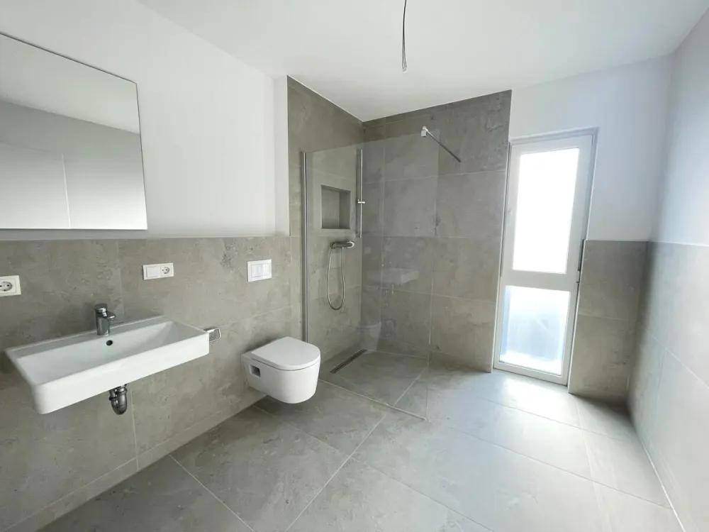 Exclusive New-Build Apartment Including Kitchen and Parking Space, Elevator Use