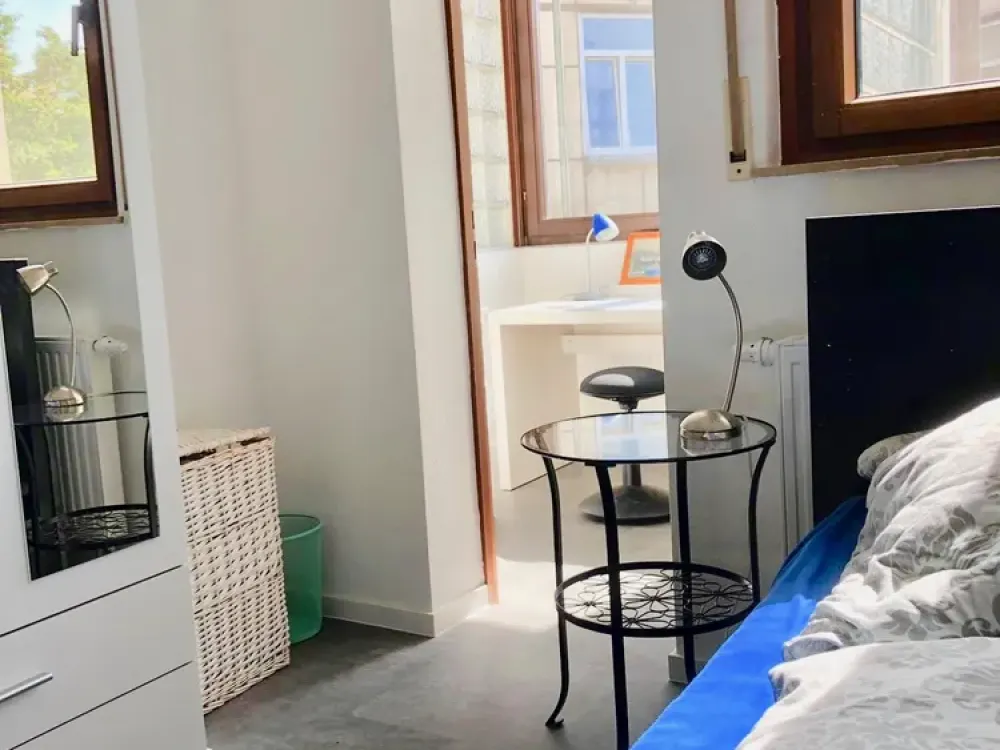 Möbliertes WG-Zimmer (bestehend aus 2 Zimmern) in S-Ost