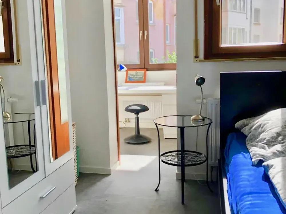 Möbliertes WG-Zimmer (bestehend aus 2 Zimmern) in S-Ost