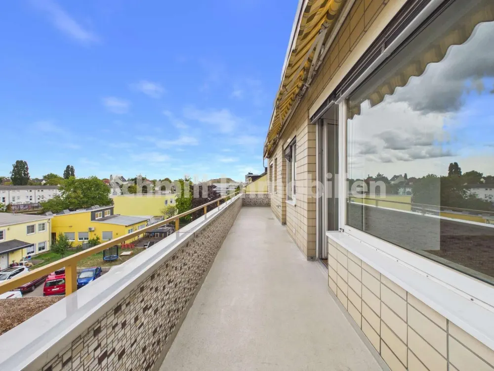 Bezugsfreie 5-Zimmer-Penthouse-Wohnung mit drei Balkonen in Frankfurt-Griesheim