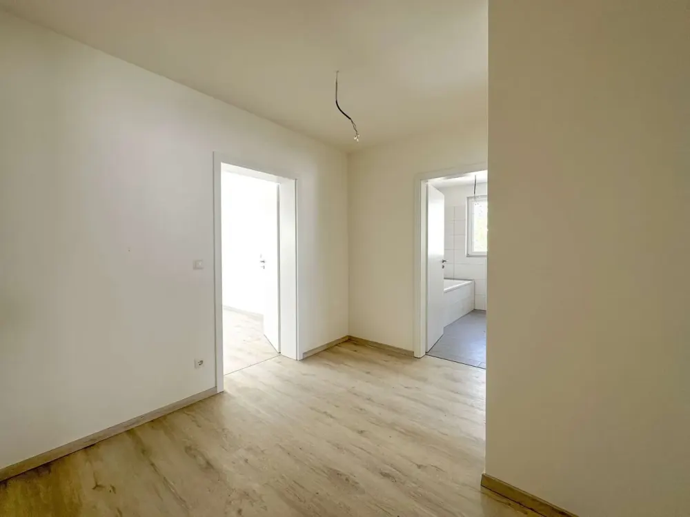 Hochwertige 3-Raum-Wohnung im Erdgeschoss mit Garten | Fußbodenheizung | Tageslichtbad
