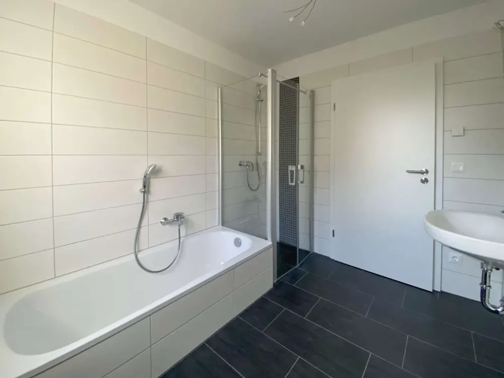 Hochwertige 3-Raum-Wohnung im Erdgeschoss mit Garten | Fußbodenheizung | Tageslichtbad