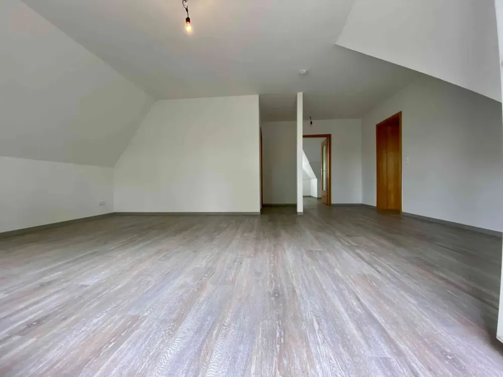 Besondere 2-Zimmer Dachgeschosswohnung mit Ausblick ins Grüne