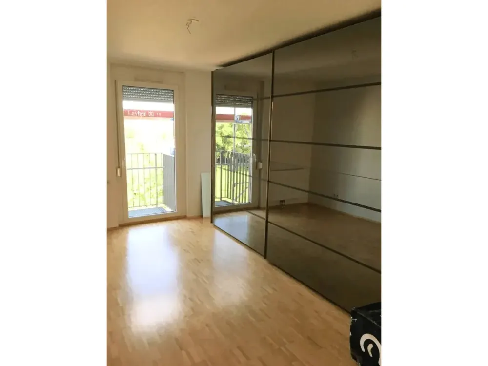 Modernisierte 3-Zimmer-Wohnung mit 2 BALKONEN und EBK in Bogenhausen