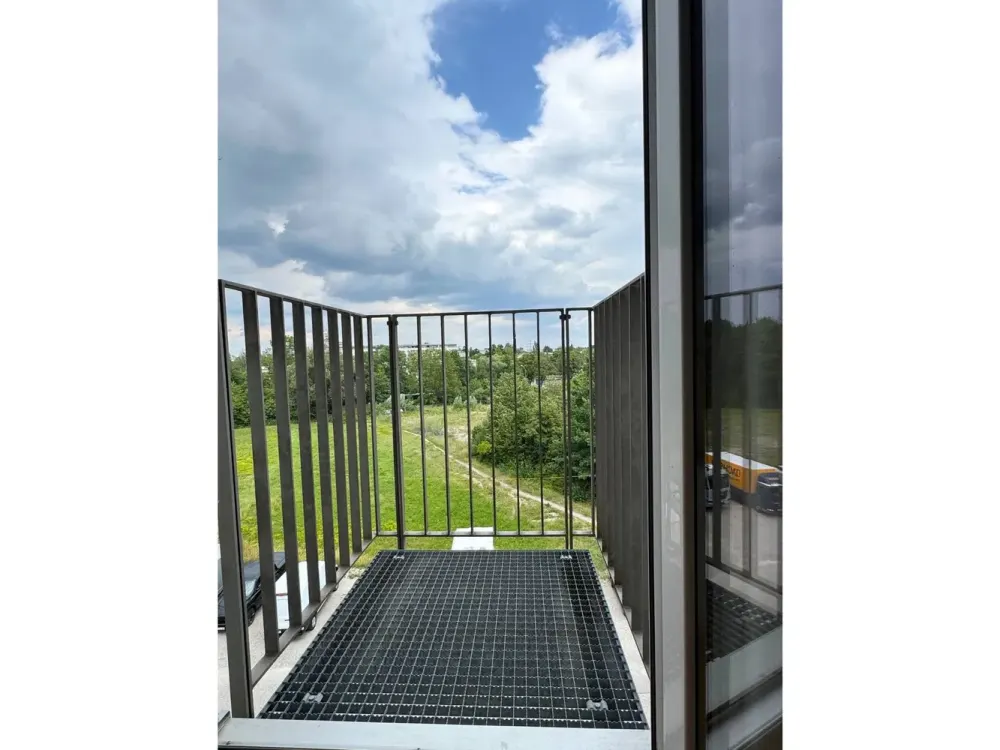 Modernisierte 3-Zimmer-Wohnung mit 2 BALKONEN und EBK in Bogenhausen