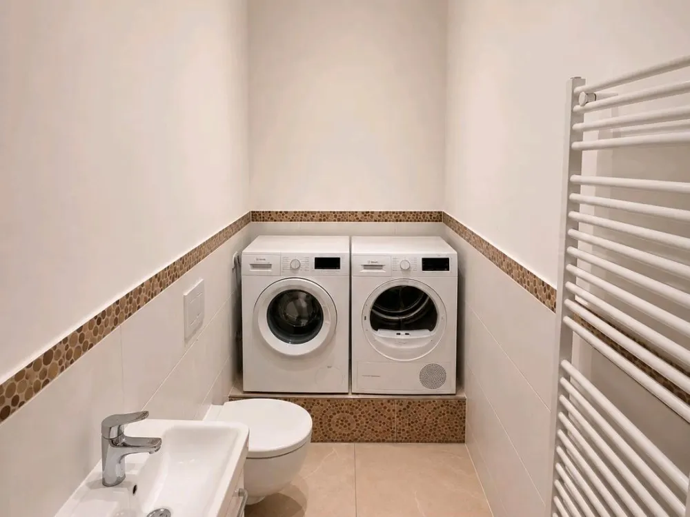zu vermieten 4-Zimmer-Wohnung 125 qm mit Balkon und 130qm Garten