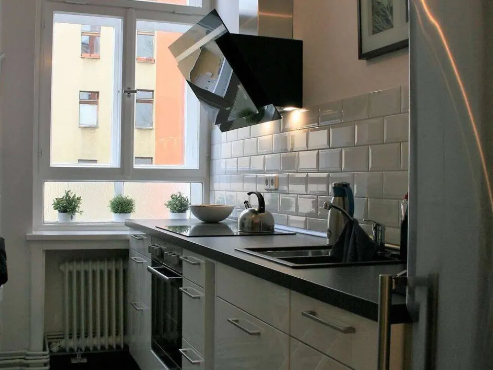 Stilvoll möblierte Altbauwohnung mit Balkon im sanierten Seitenflügel - befristeter MV - keine WG