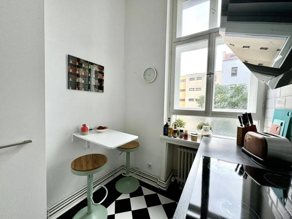 Stilvoll möblierte Altbauwohnung mit Balkon im sanierten Seitenflügel - befristeter MV - keine WG