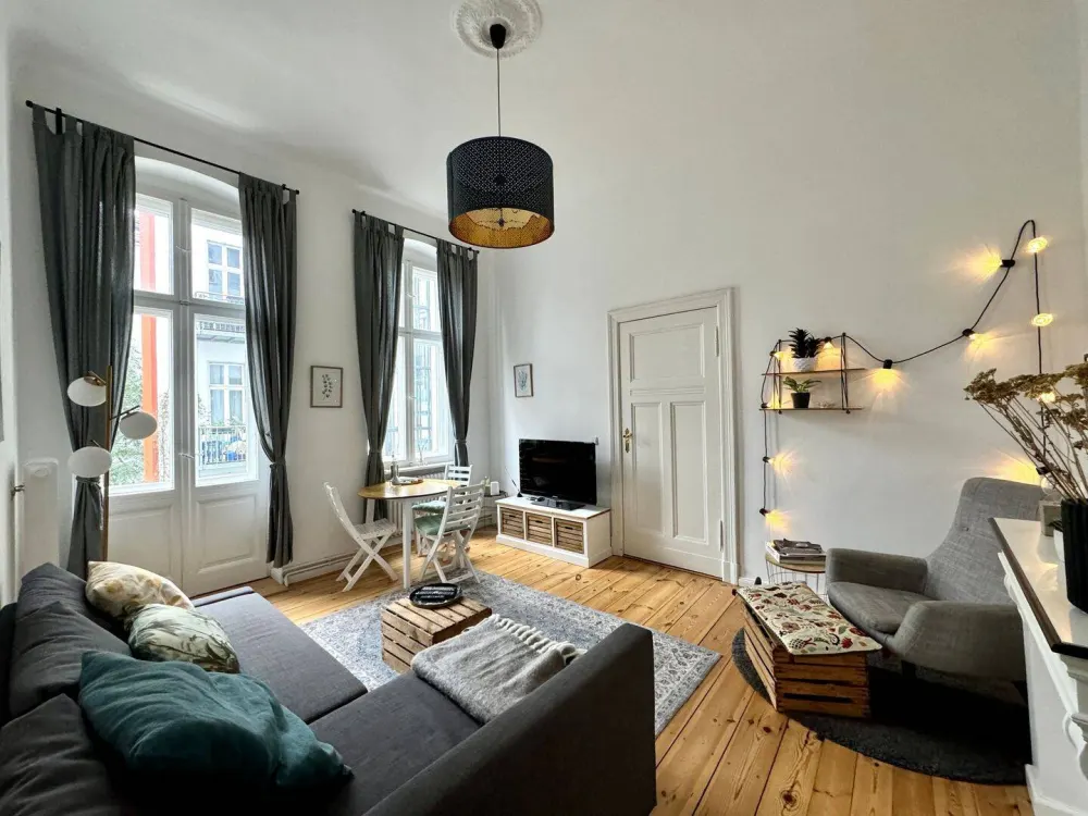 Stilvoll möblierte Altbauwohnung mit Balkon im sanierten Seitenflügel - befristeter MV - keine WG