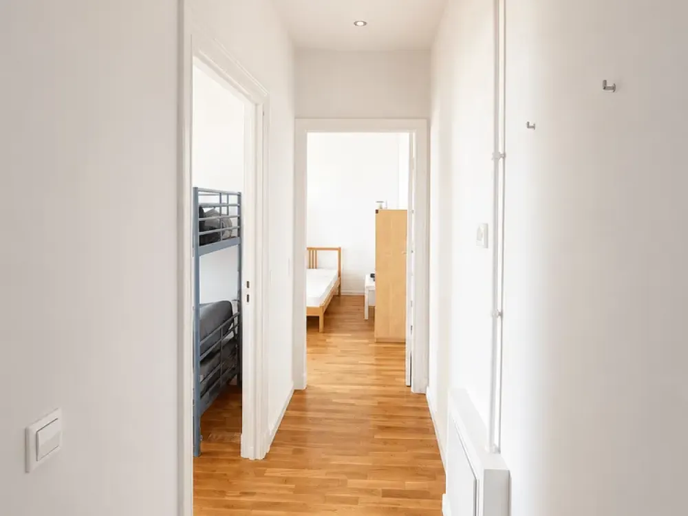 Modernisierte und voll möblierte 2 Zimmer Wohnung mit Balkon und Tageslichtbad | Wohnen auf Zeit