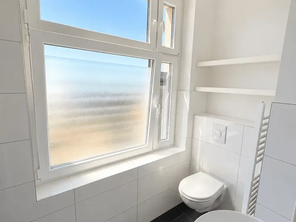 Modernisierte und voll möblierte 2 Zimmer Wohnung mit Balkon und Tageslichtbad | Wohnen auf Zeit