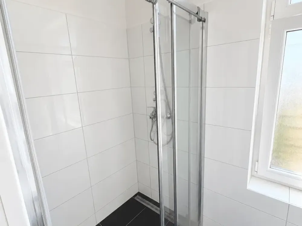 Modernisierte und voll möblierte 2 Zimmer Wohnung mit Balkon und Tageslichtbad | Wohnen auf Zeit