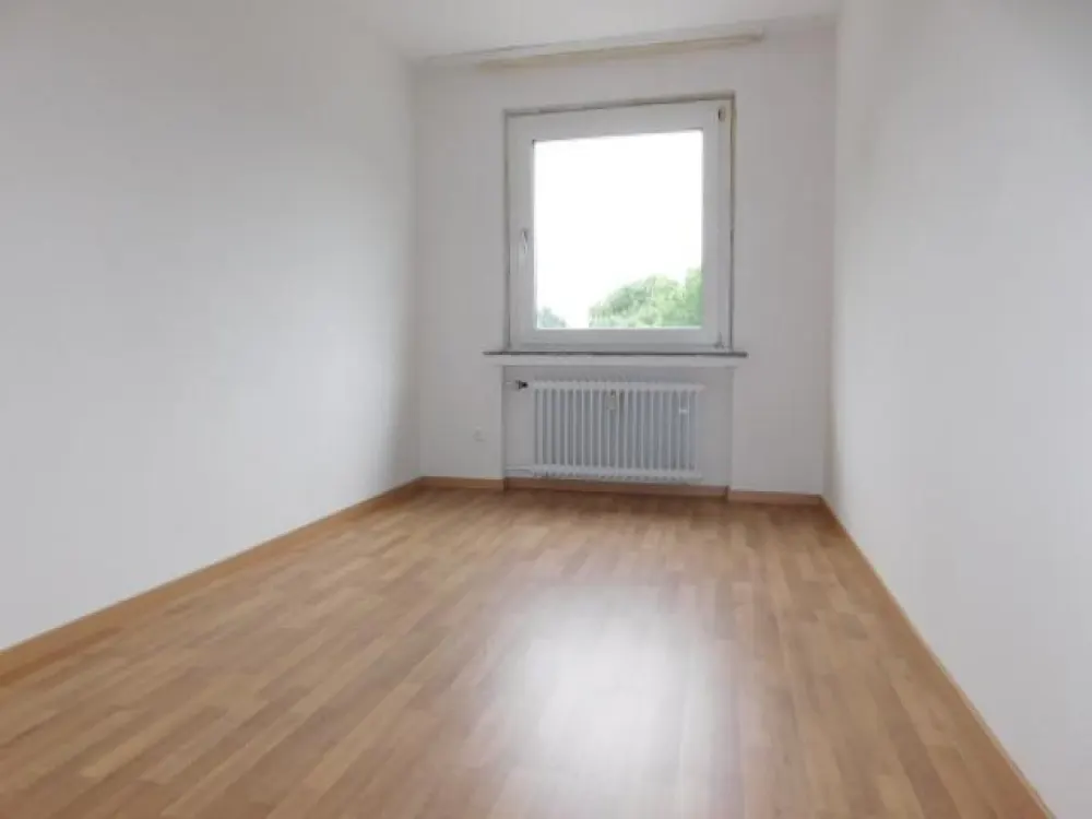 Schöne 2-Zimmerwohnung im 2. OG bezugsfertig renoviert mit Laminatboden in ruhiger Umgebung...