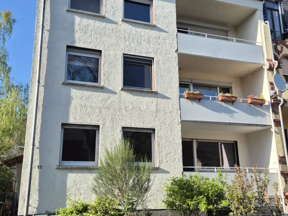 Von privat: 4-Zimmerwohnung mit Balkon in ruhiger Seitenstraße