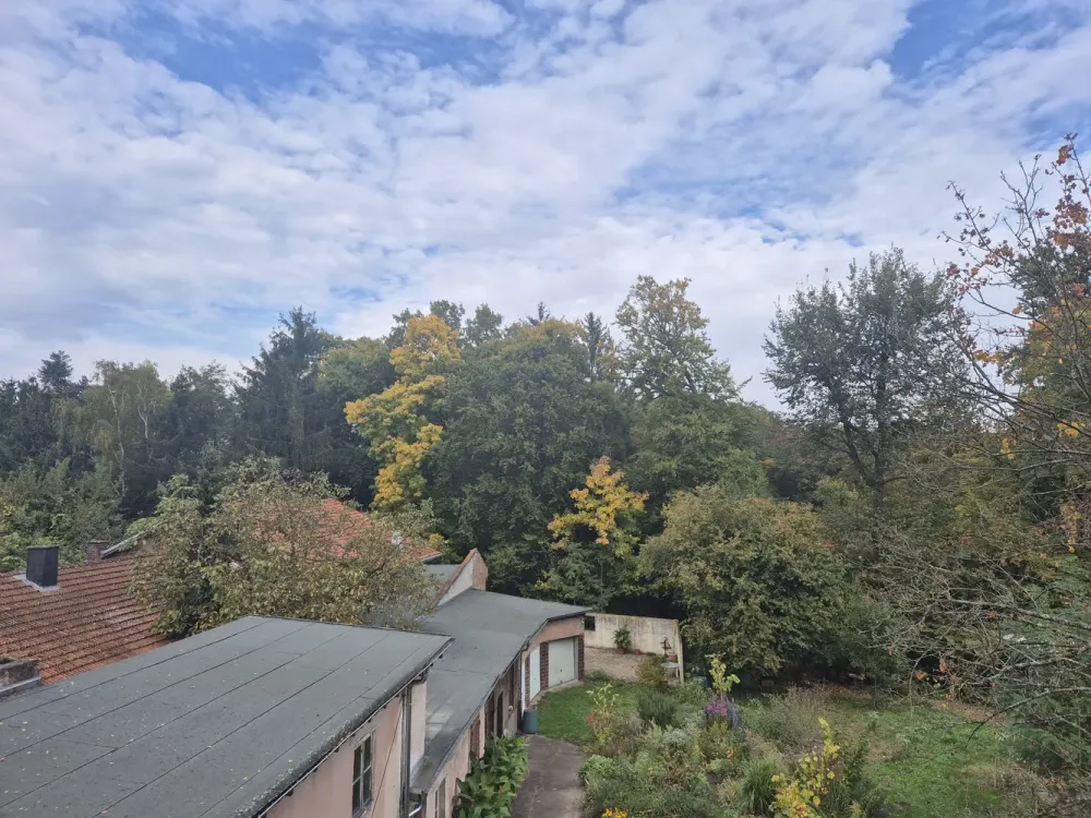 Von privat: 4-Zimmerwohnung mit Balkon in ruhiger Seitenstraße