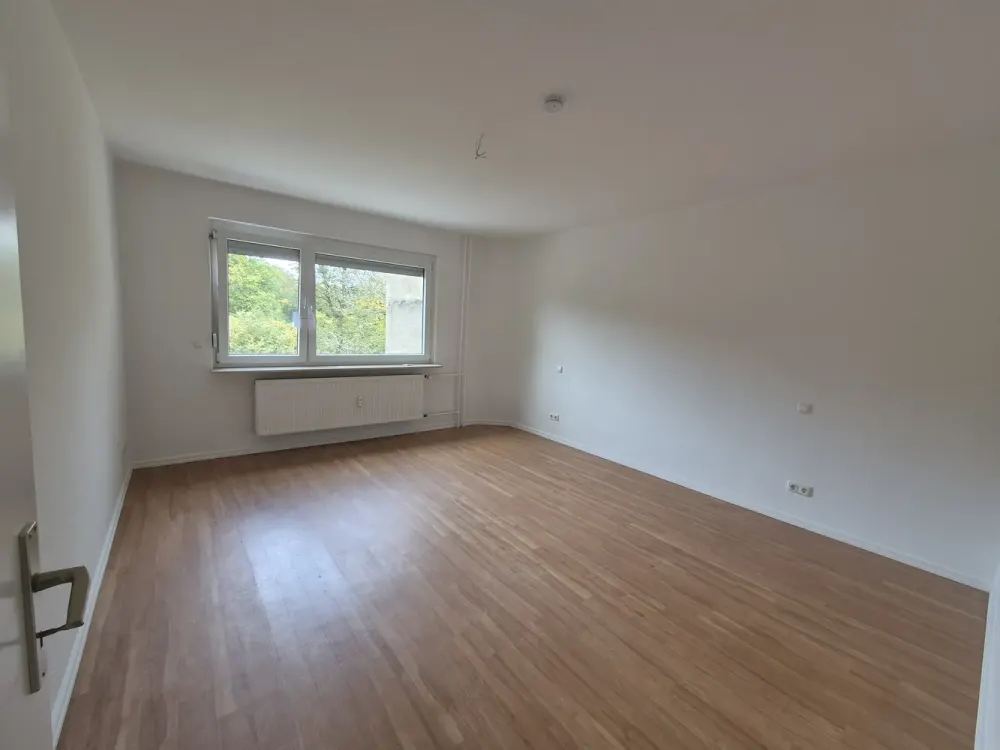Von privat: 4-Zimmerwohnung mit Balkon in ruhiger Seitenstraße