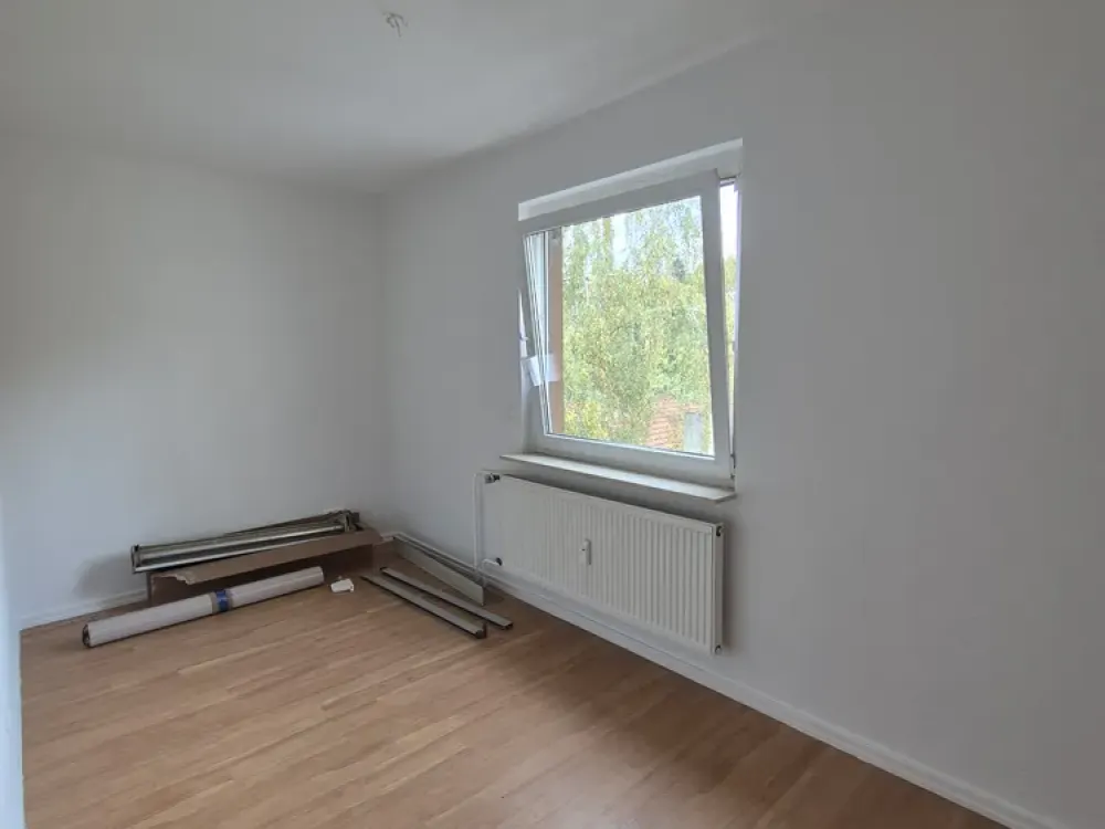 Von privat: 4-Zimmerwohnung mit Balkon in ruhiger Seitenstraße