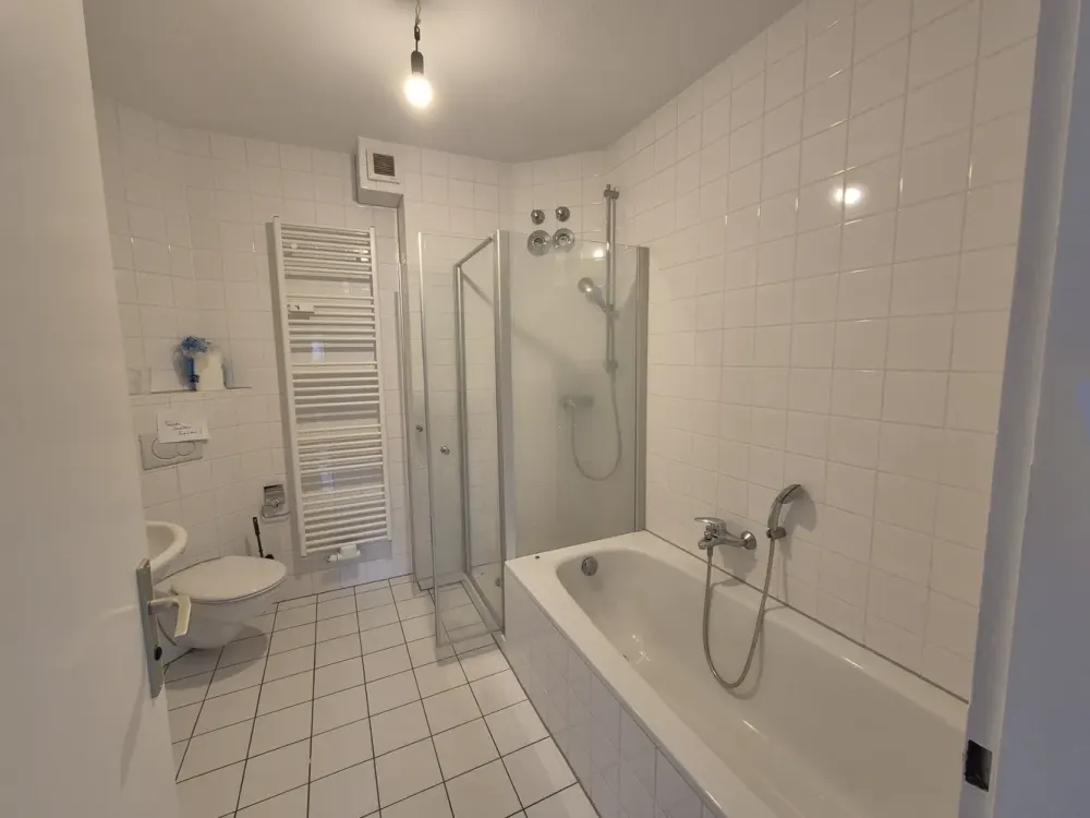 Von privat: 4-Zimmerwohnung mit Balkon in ruhiger Seitenstraße