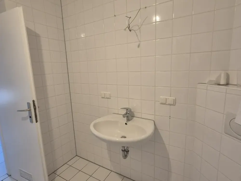 Von privat: 4-Zimmerwohnung mit Balkon in ruhiger Seitenstraße