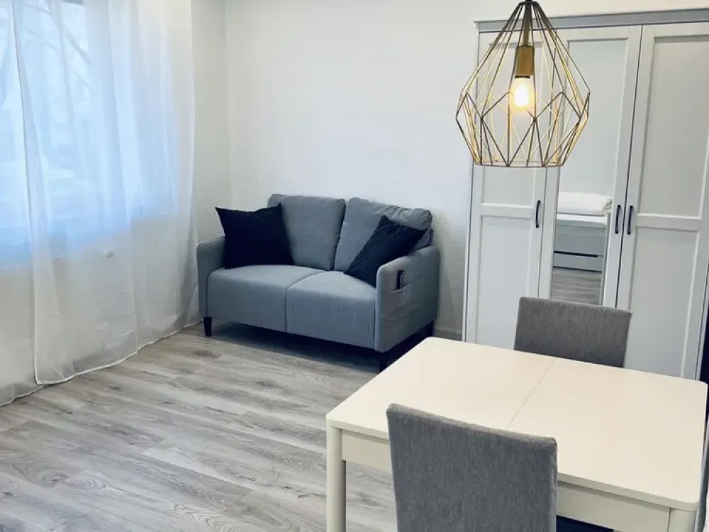 Moderne vollmöblierte 1-Zimmerwohnung mit Blick in die Stadt