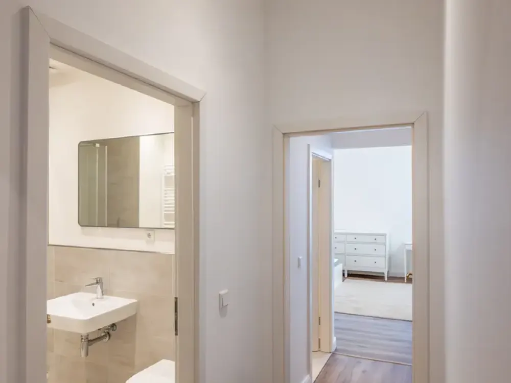 Belle Étage im Altbau: Großzügige 3-Zimmer-Wohnung // Spacious 3-room apartment with two bathrooms