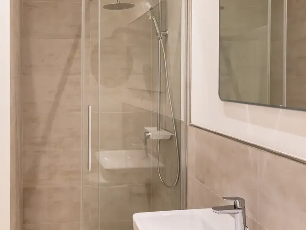 Belle Étage im Altbau: Großzügige 3-Zimmer-Wohnung // Spacious 3-room apartment with two bathrooms