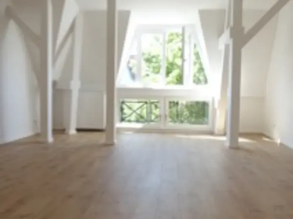 Modernisiertes 5 Zimmer Apartment mit Terrasse und Einbauküche / ohne Aufzug
