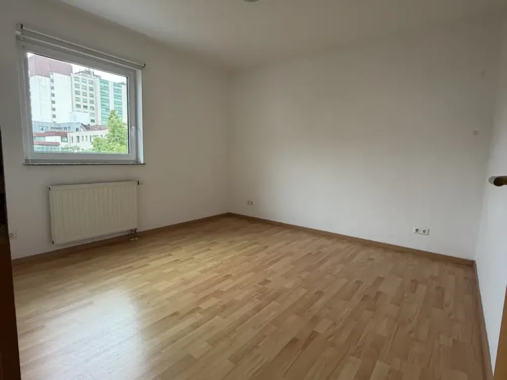 Charming 3-Room Apartment with Plenty of Light, Near Sulzbachtalklinik Directly from the Landlord