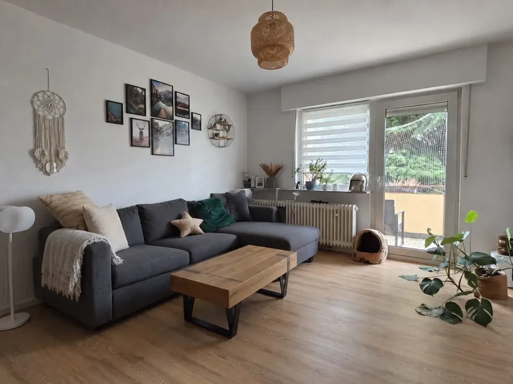 Helle 2-Zimmer-Wohnung mit Balkon, moderner Einbauküche & Stellplatz in Troisdorf