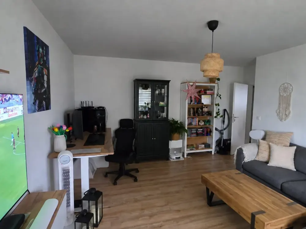 Helle 2-Zimmer-Wohnung mit Balkon, moderner Einbauküche & Stellplatz in Troisdorf