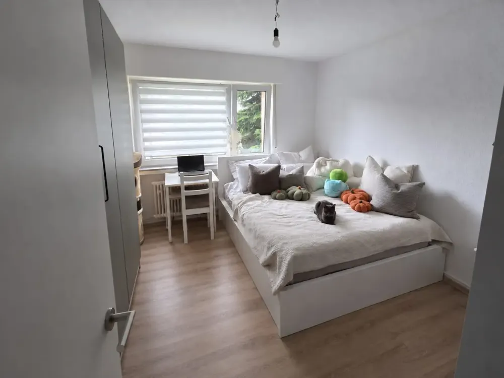 Helle 2-Zimmer-Wohnung mit Balkon, moderner Einbauküche & Stellplatz in Troisdorf