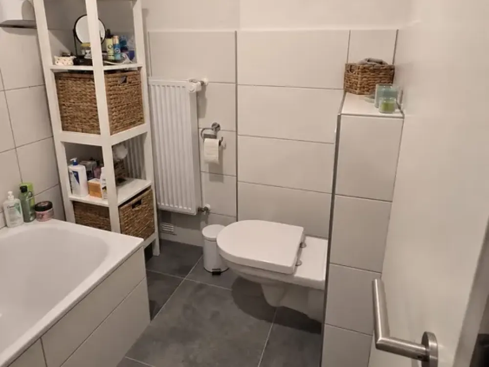 Helle 2-Zimmer-Wohnung mit Balkon, moderner Einbauküche & Stellplatz in Troisdorf