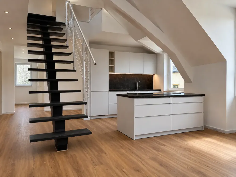 Galerie-Dachgeschosswohnung in Obermenzing mit luxuriöser Küche -Erstbezug n. hochwertiger Sanierung