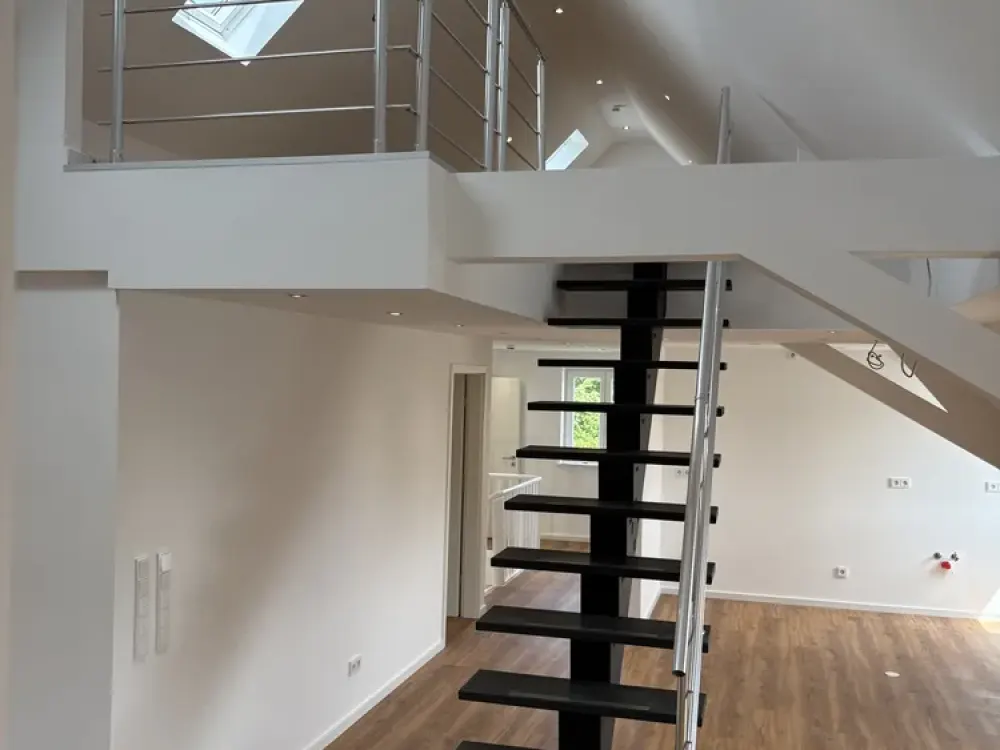Galerie-Dachgeschosswohnung in Obermenzing mit luxuriöser Küche -Erstbezug n. hochwertiger Sanierung