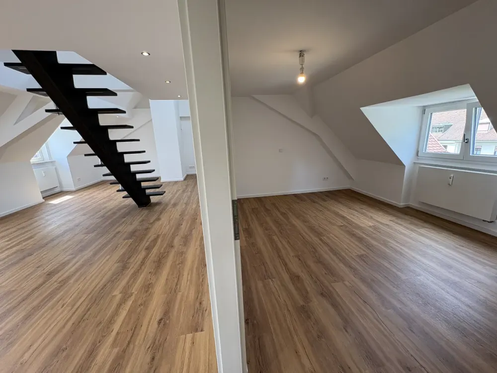 Galerie-Dachgeschosswohnung in Obermenzing mit luxuriöser Küche -Erstbezug n. hochwertiger Sanierung