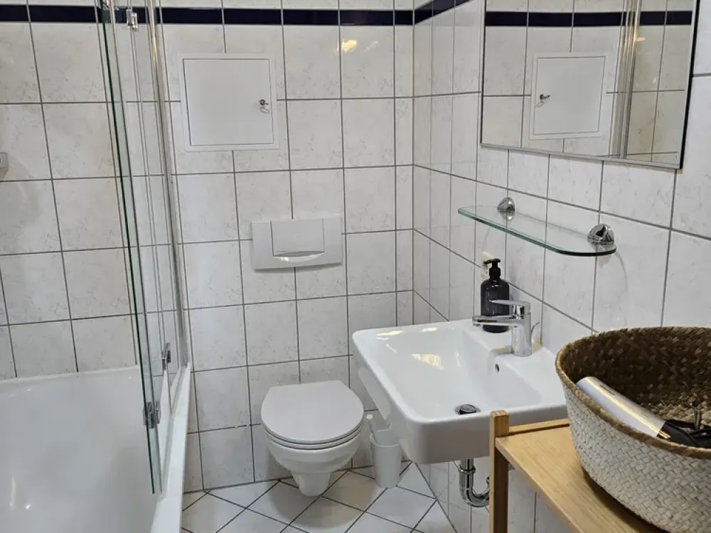 Schicke 1 Zi. Wohnung renoviert und komplett möbliert mit Küche und Bad