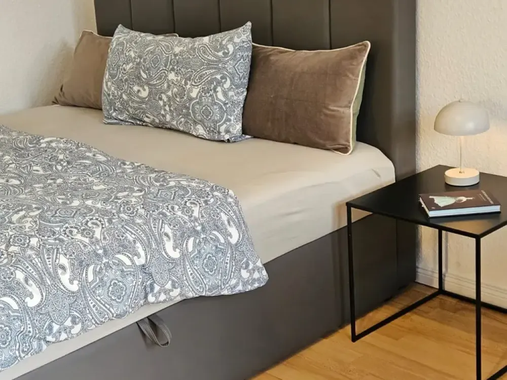Schicke 1 Zi. Wohnung renoviert und komplett möbliert mit Küche und Bad