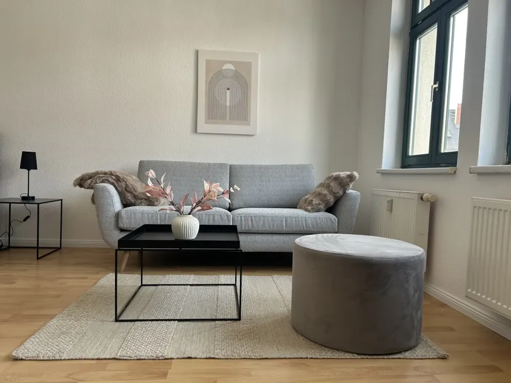 Schicke 1 Zi. Wohnung renoviert und komplett möbliert mit Küche und Bad