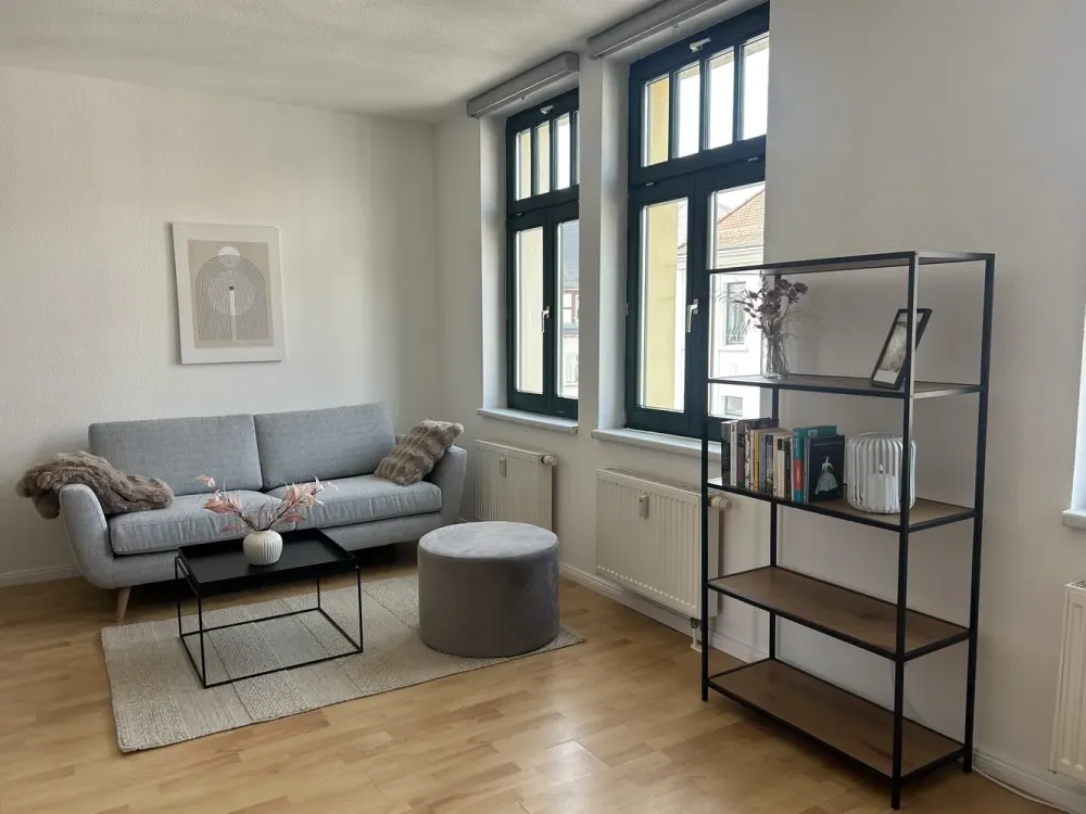 Schicke 1 Zi. Wohnung renoviert und komplett möbliert mit Küche und Bad