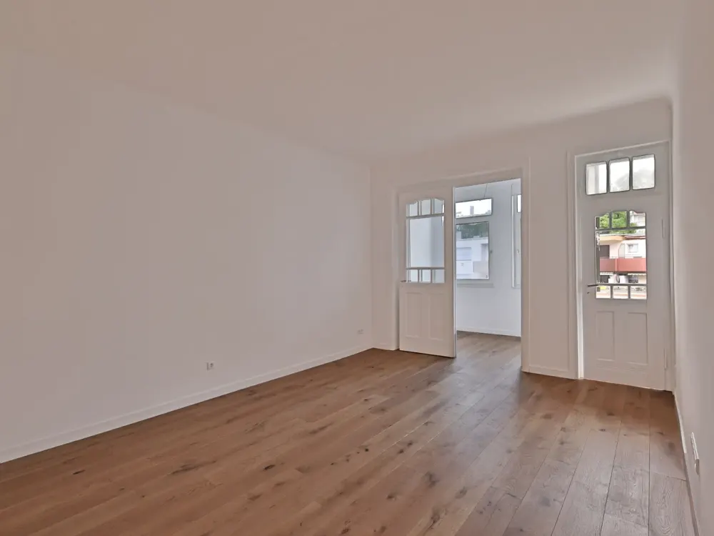 Altbauliebhaber aufgepasst! Große, sanierte Wohnung mit Balkon und EBK