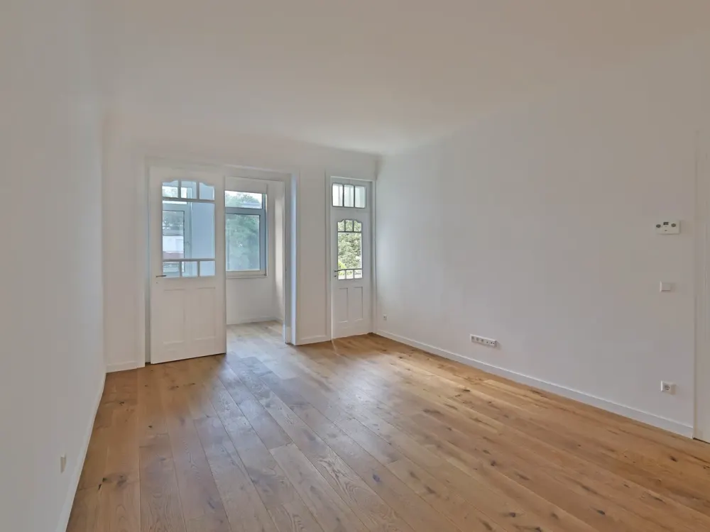 Altbauliebhaber aufgepasst! Große, sanierte Wohnung mit Balkon und EBK